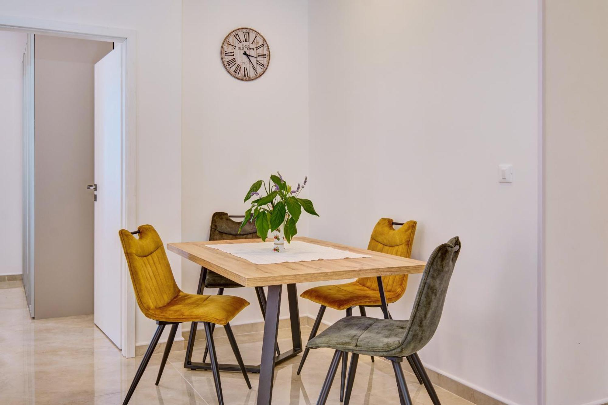 Regina Apartment *